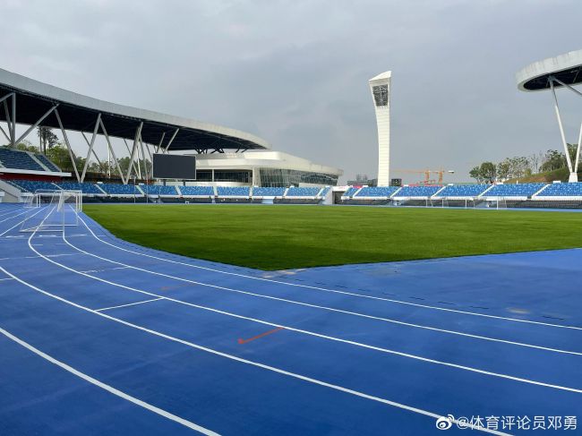 特辑中空军试飞团现任团长张景亭引用“科学的冒险家、理论的探索者、设计的参与者以及飞行的先行者”概括了试飞员的定义